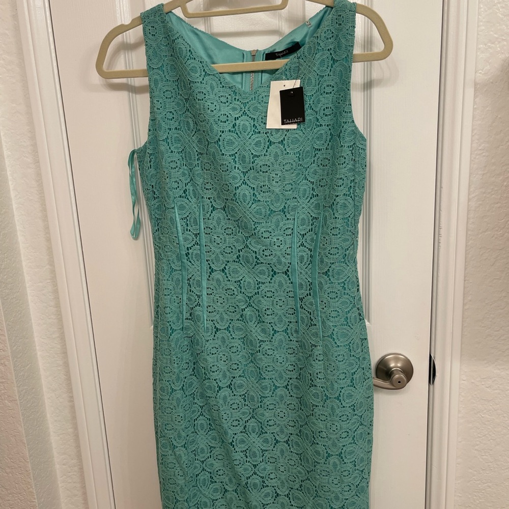 Gorgeous brand NEW Tahari lace dress in an amazing green tone